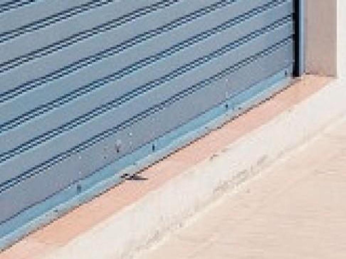 Movida e vandalismo: le serrande dei negozi usate come bagni a cielo aperto