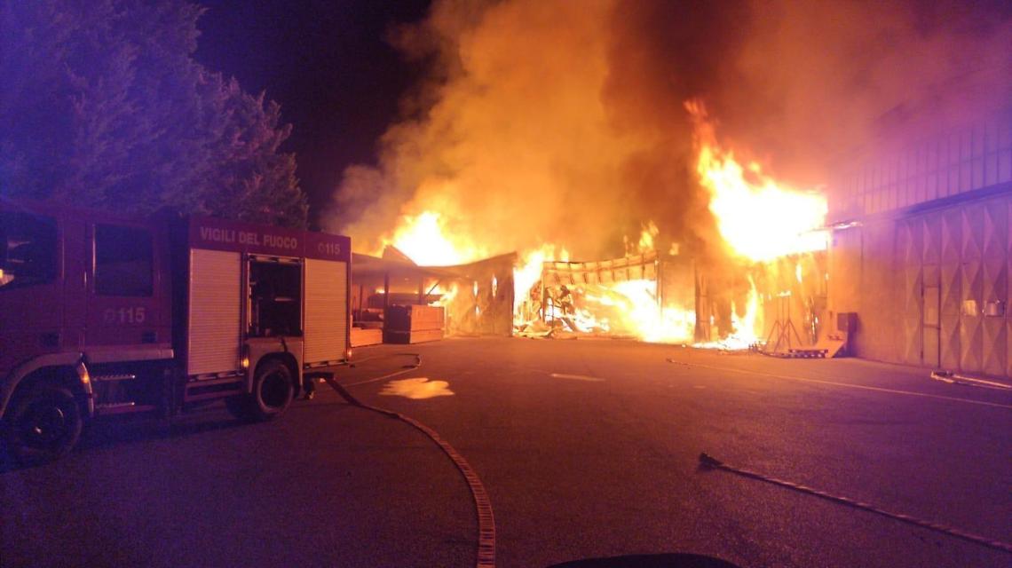 Incendio Legni Sud, alcuni residenti hanno accusato malori: esposto in Procura