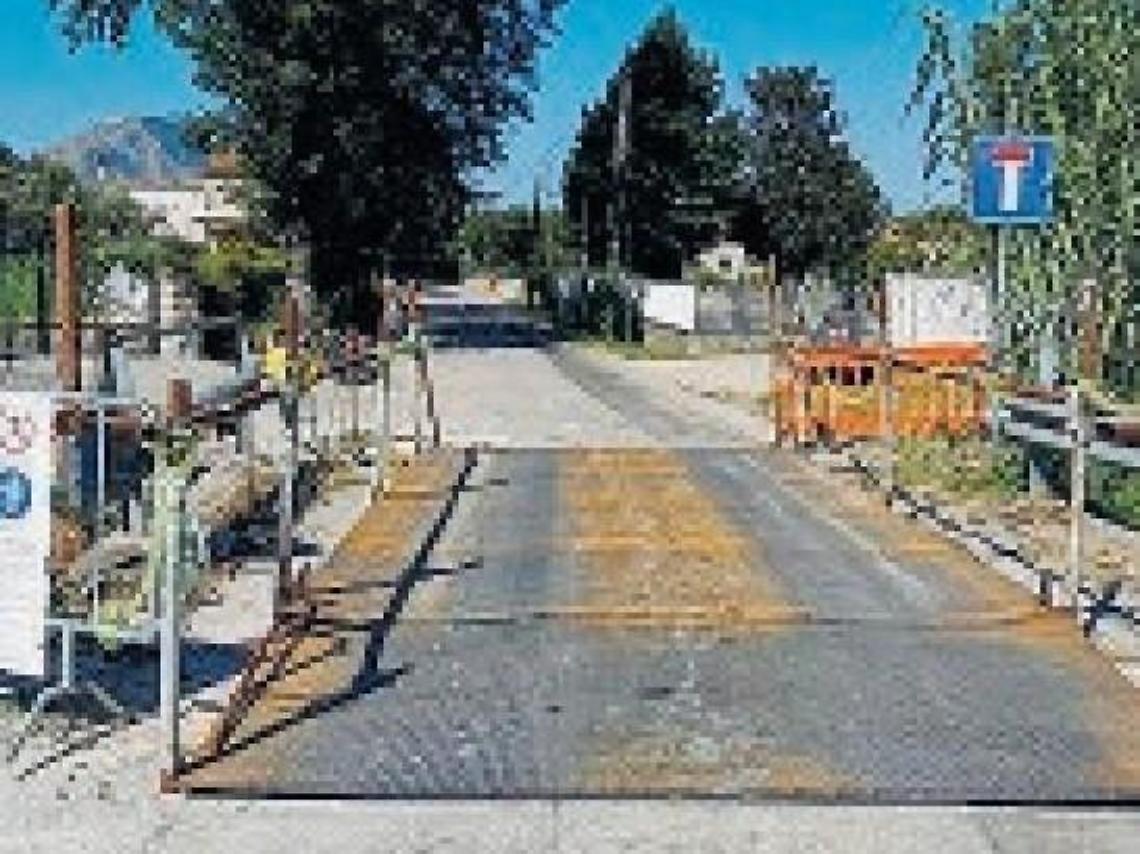 Transenne per il divieto di transito spostate: sopralluogo sul ponte