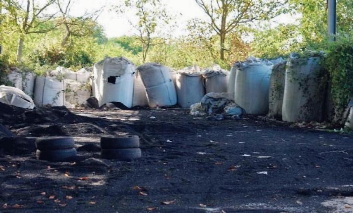 Rifiuti abbandonati vicino all'Eureka: paura di un nuovo rogo