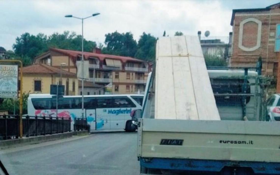 Uno svincolo da incubo: al Giglio disagi alla circolazione e mezzi pesanti bloccati