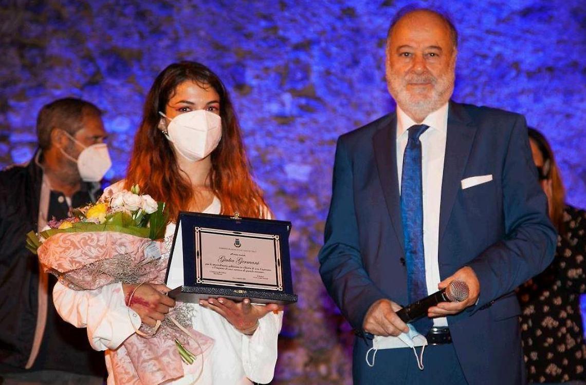 "Storia di una capinera" in versione punk: dal palco Giulia conquista tutti