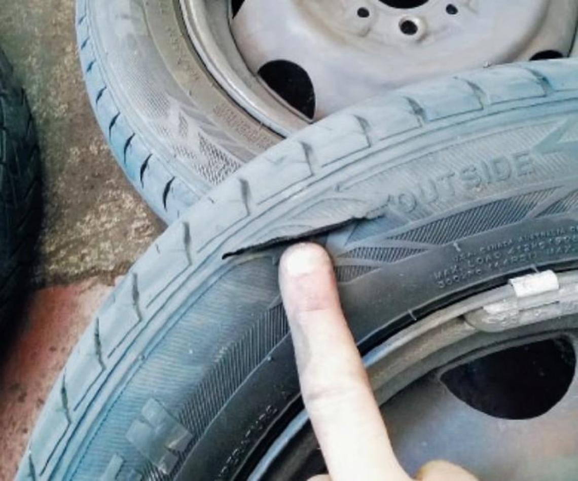 Gli squarciano tutte le gomme dell'auto: al voto tra veleni e intimidazioni