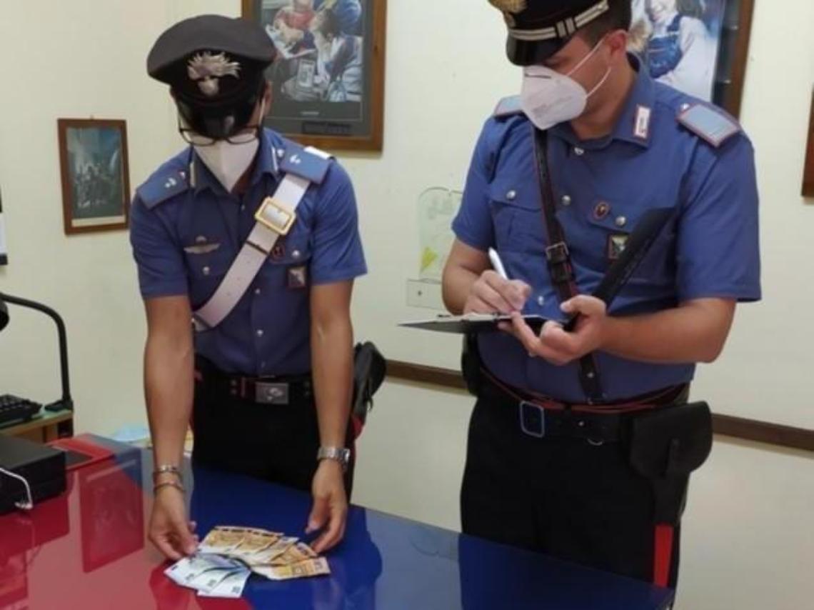 Va al ristorante e gli rubano lo zaino con dentro 400 euro: in due nei guai