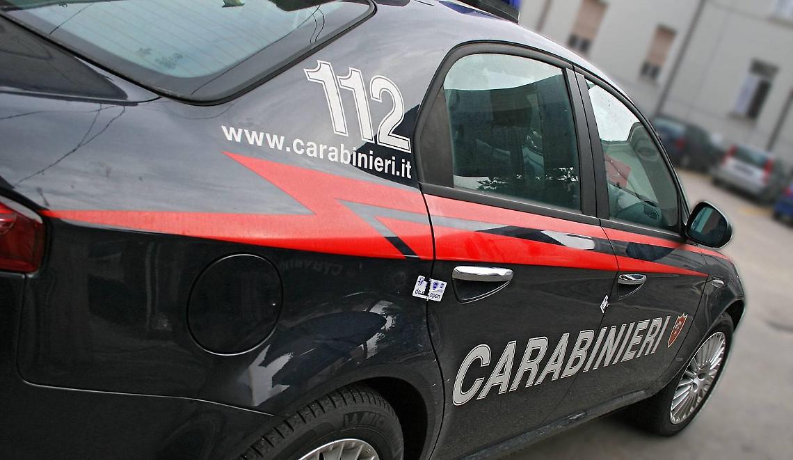 Si distrae e gli rubano lo zaino con 400 euro. Incastrati dalle telecamere