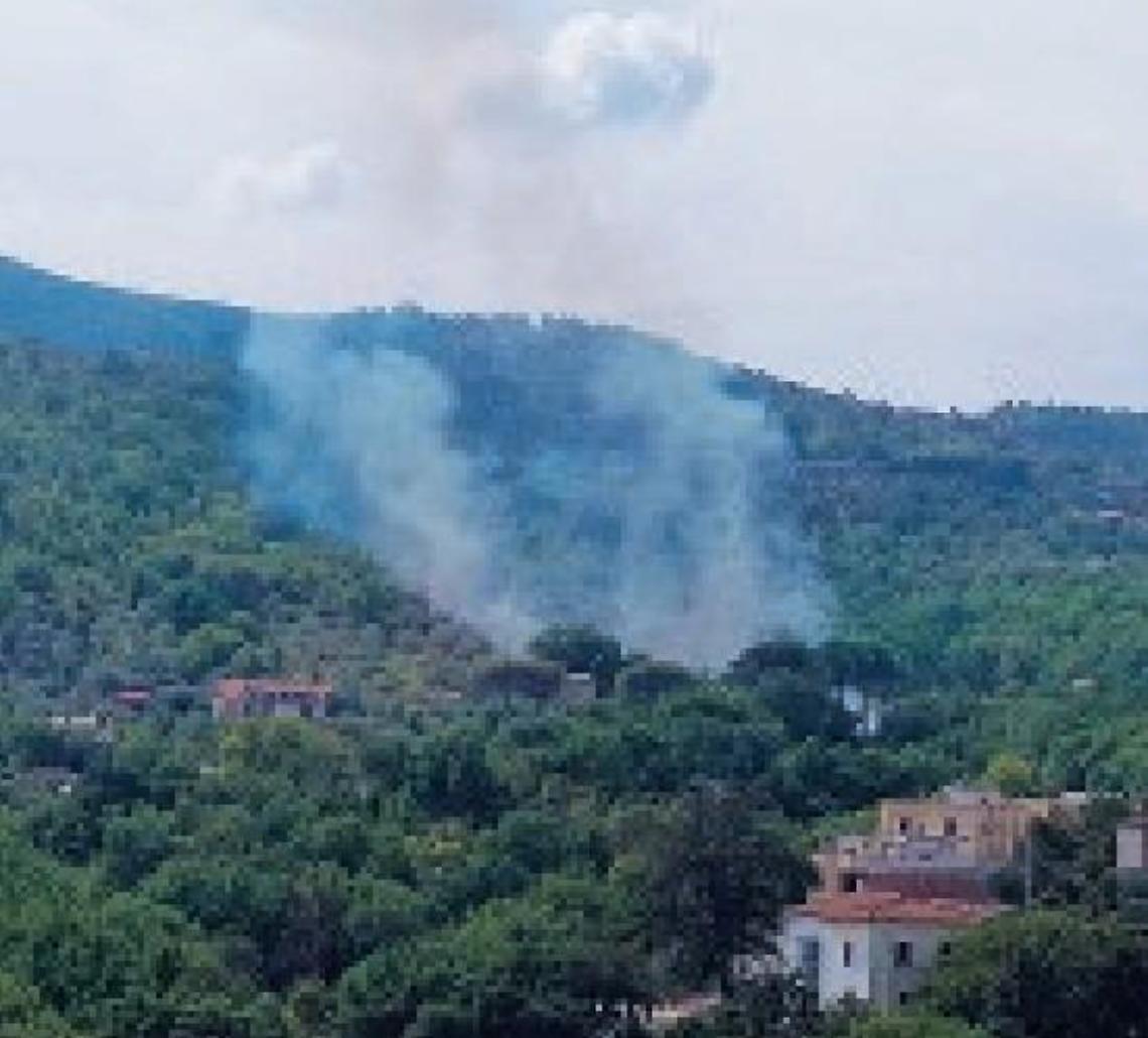 Ennesimo incendio doloso, cittadini terrorizzati: caccia ai piromani