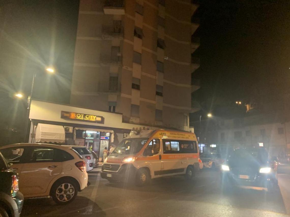 Picchia la moglie in piazza, lei scappa in un bar