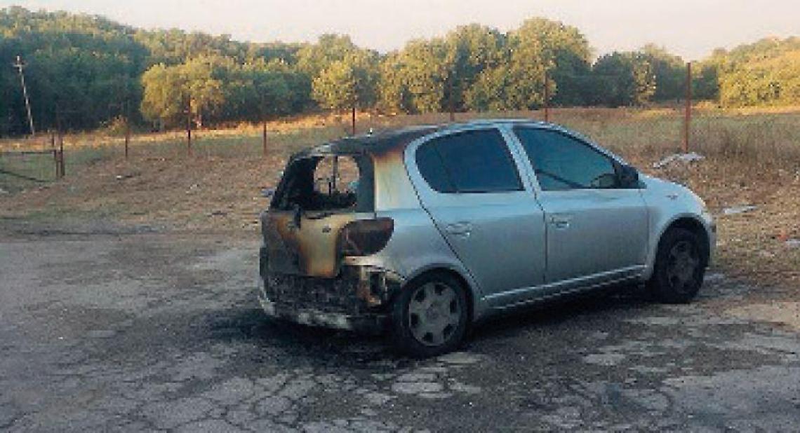 Auto incendiata: è giallo. Al vaglio le immagini delle telecamere