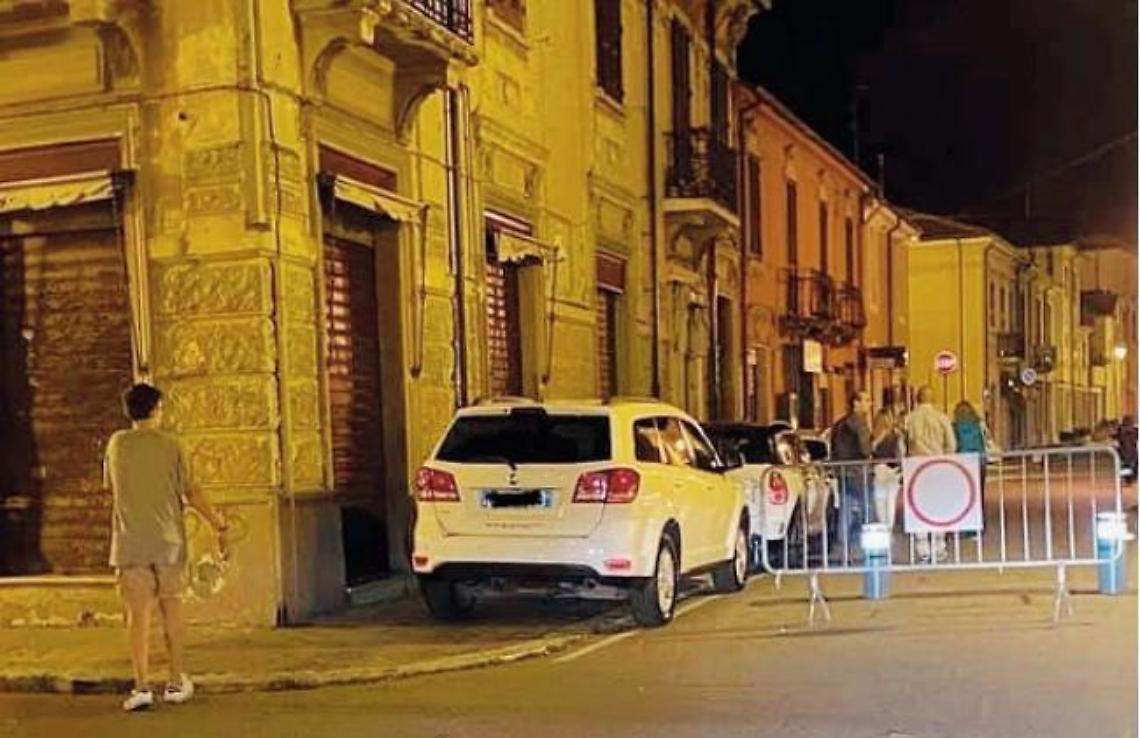 Parcheggio selvaggio e transenne bloccano l'accesso: il centro chiuso in gabbia