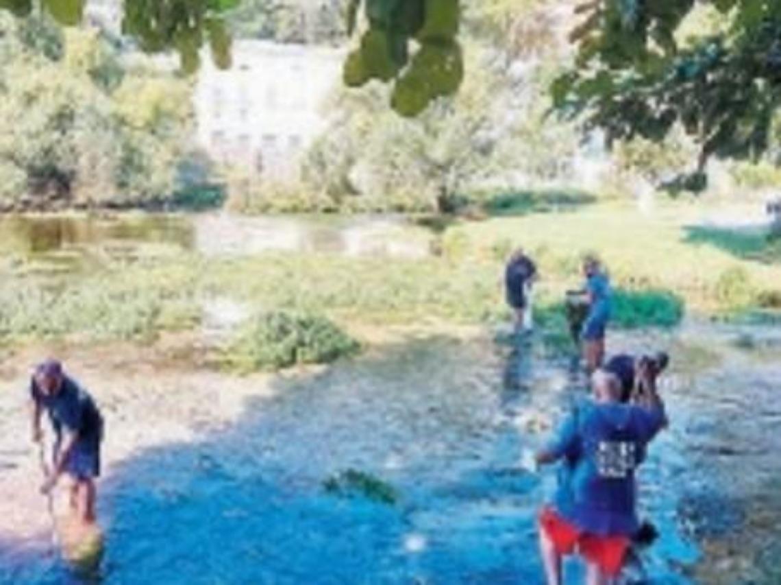Volontari in azione per ripulire la villa comunale: trovati rifiuti di tutti i tipi