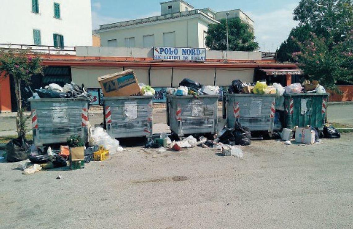 Pontecorvo, l'inciviltà: lanciano immondizia anche vicino alle scuole