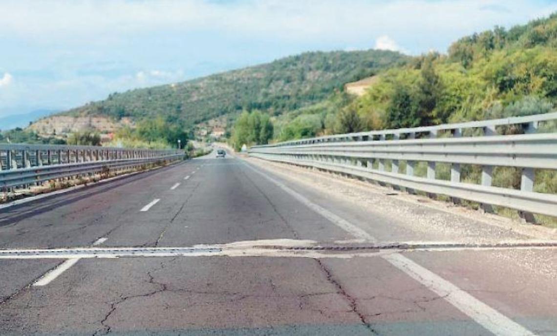 Asfalto e giunti sconnessi: quella superstrada è un incubo. Rischio incidenti