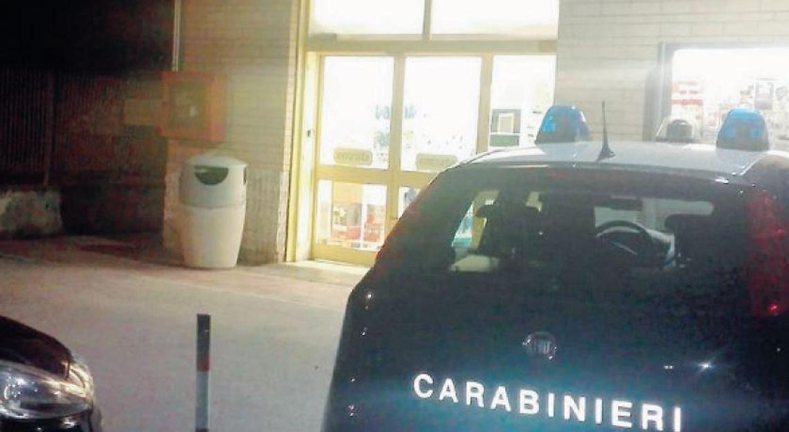 Armato di crick minaccia la cassiera e rapina il supermarket