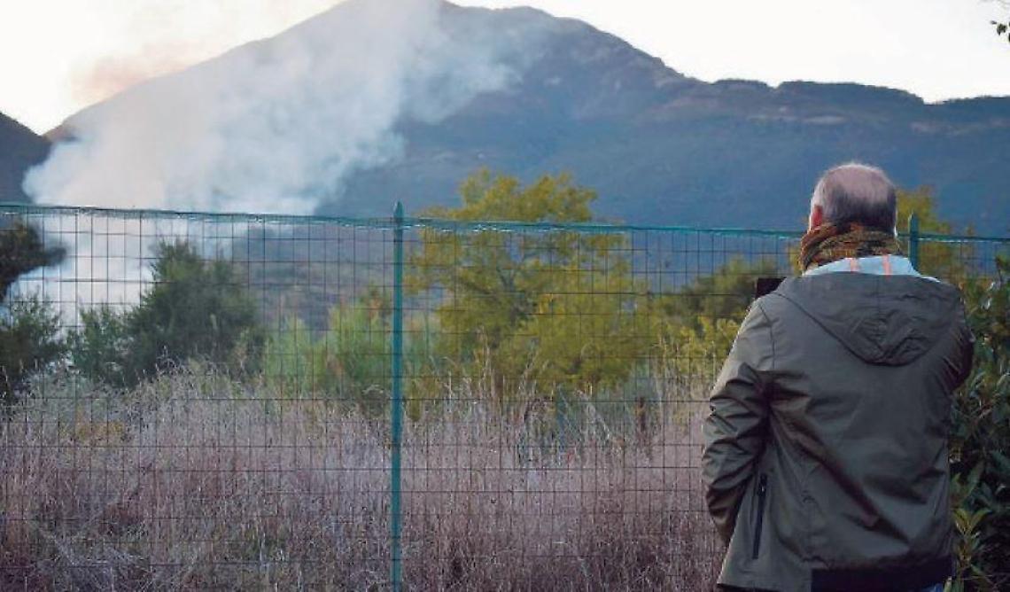 Rifiuti tossici, carcasse di animali, puzza e nube di fumo: l'inferno a Nocione