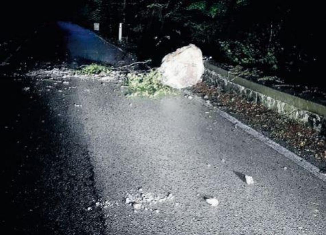 Frana causa maltempo: strada di nuovo chiusa per caduta massi