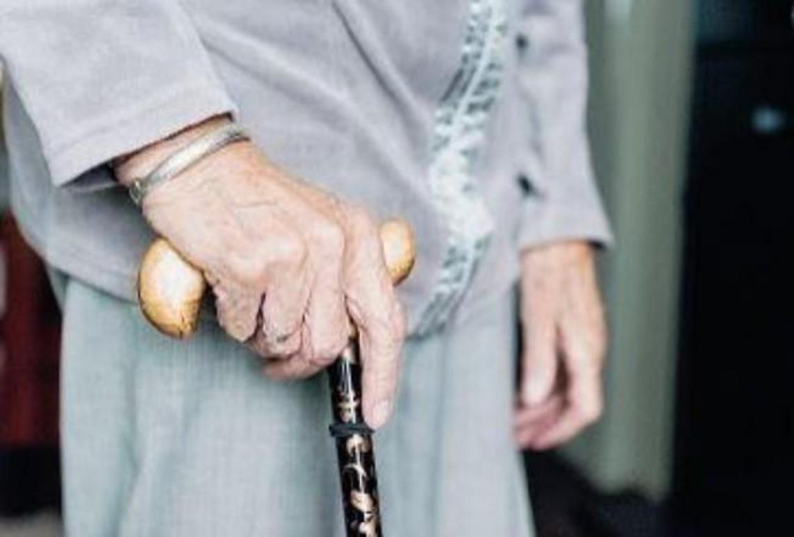 Aggredita da una donna: 'super nonna' 80enne si difende a bastonate
