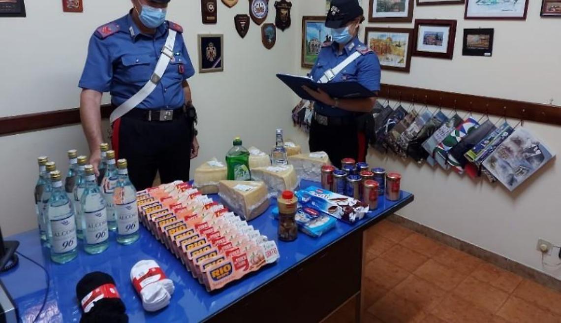 Svaligiano un supermercato e fuggono: ladre in gonnella inseguite e arrestate