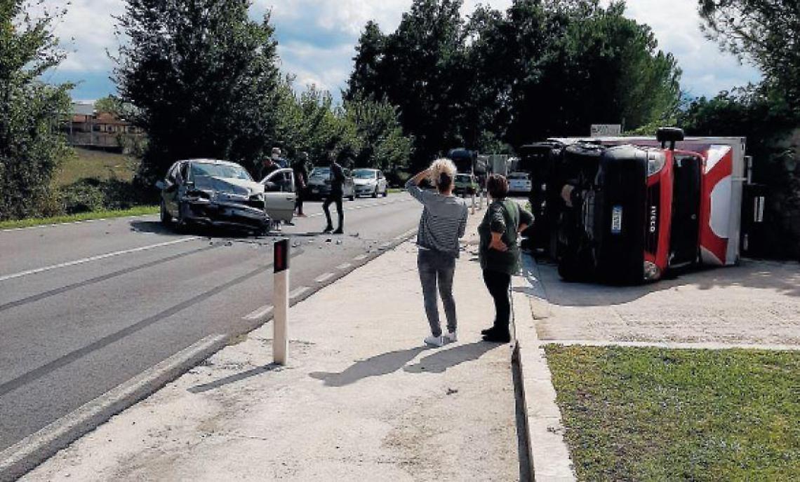 L'auto tampona il furgone, un ferito trasportato a Roma