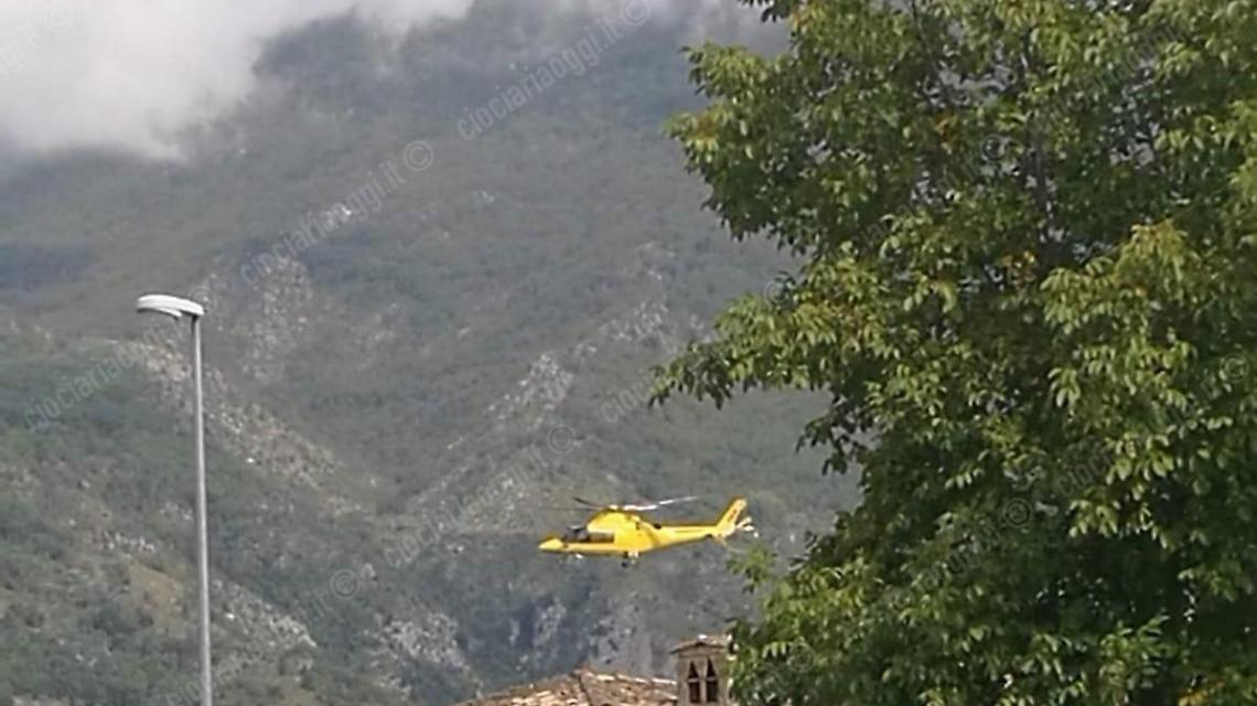 Cade per strada e batte violentemente la testa: anziano elitrasportato d'urgenza