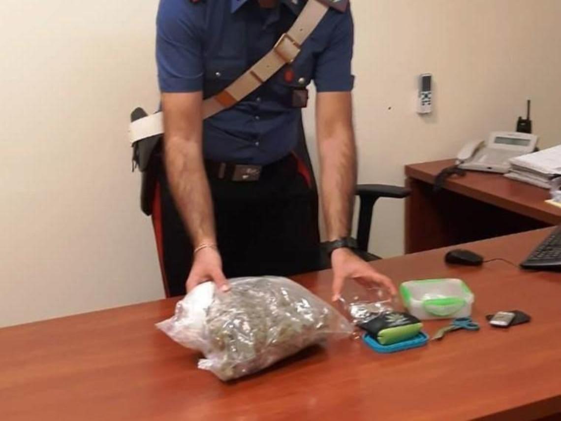 In un bar con la marijuana pronta allo spaccio: baby pusher in manette