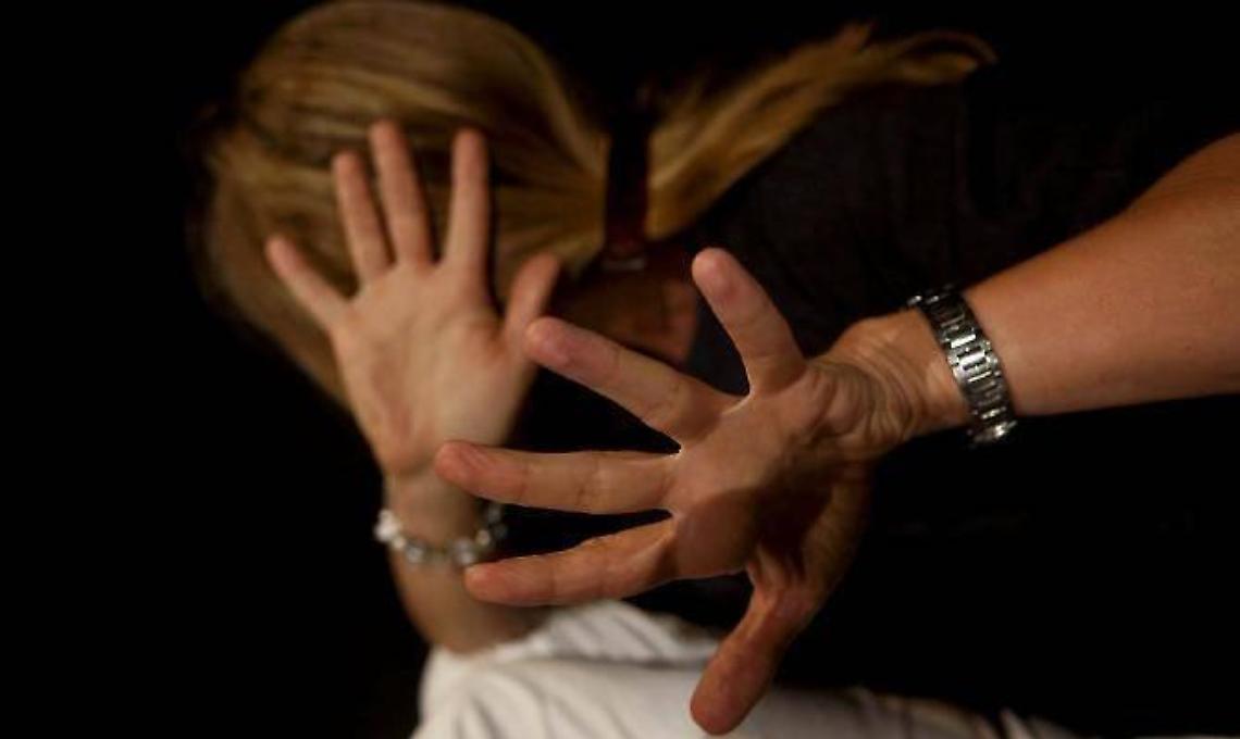 Perseguita, maltratta e minaccia la compagna: arrestato 39enne romeno
