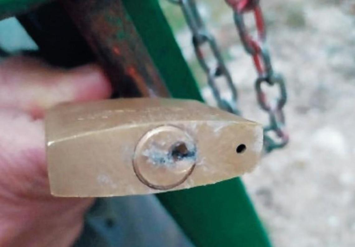 Vandali “bloccano” l'accesso alla strada: danneggiati i lucchetti delle sbarre