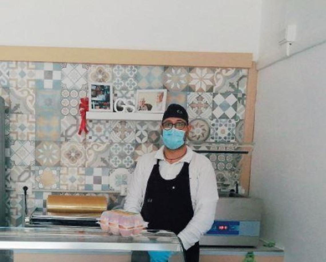 Riapre l'antica bottega e sfida il Coronavirus. La forza di Giovanni