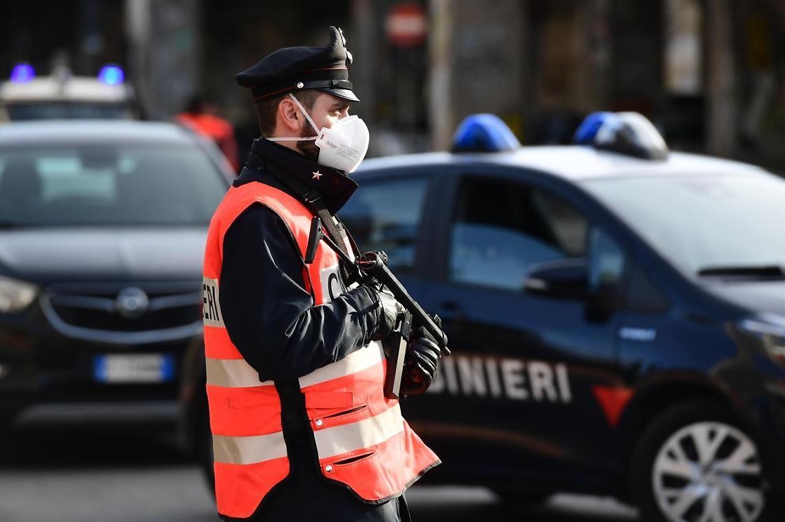 Beccati senza mascherina: scatta la sanzione. Multa 'salata' per due persone