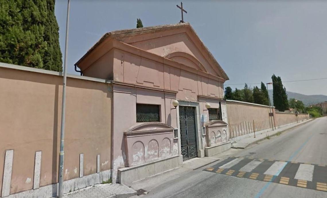 Cassino, resta chiusa e sola nel cimitero: la disavventura di una ragazza