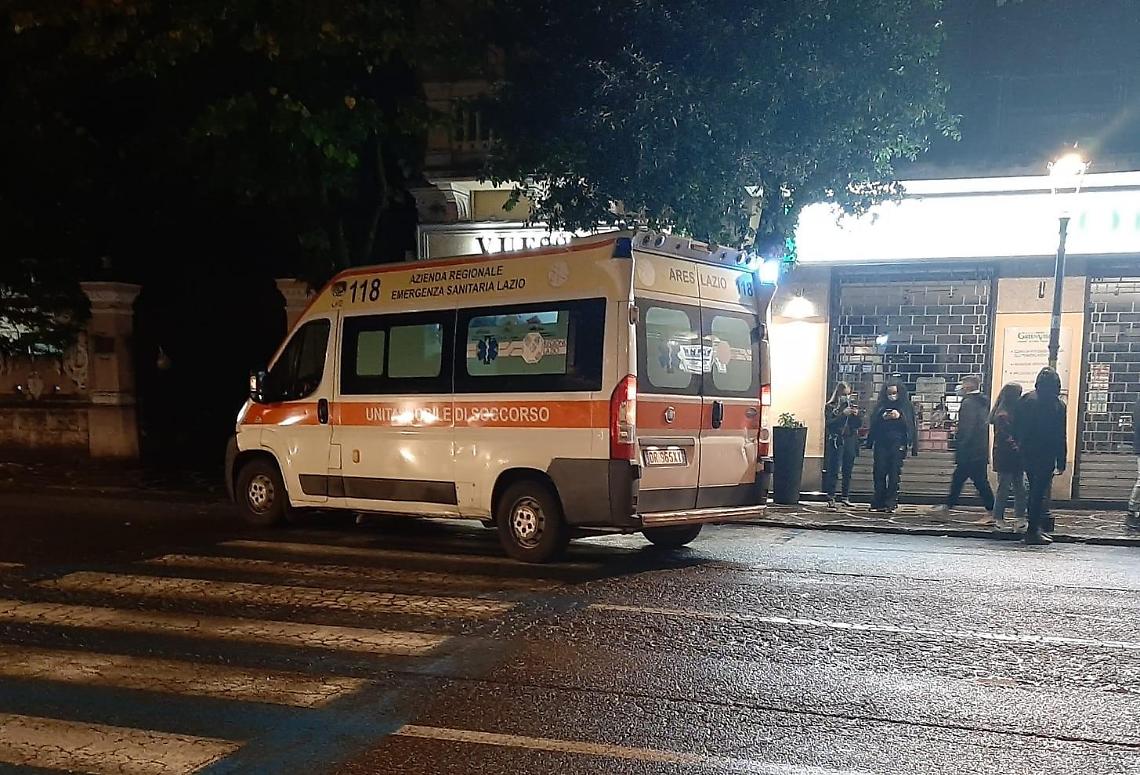 Doppio investimento in pieno centro: feriti un ragazzo e una ragazza
