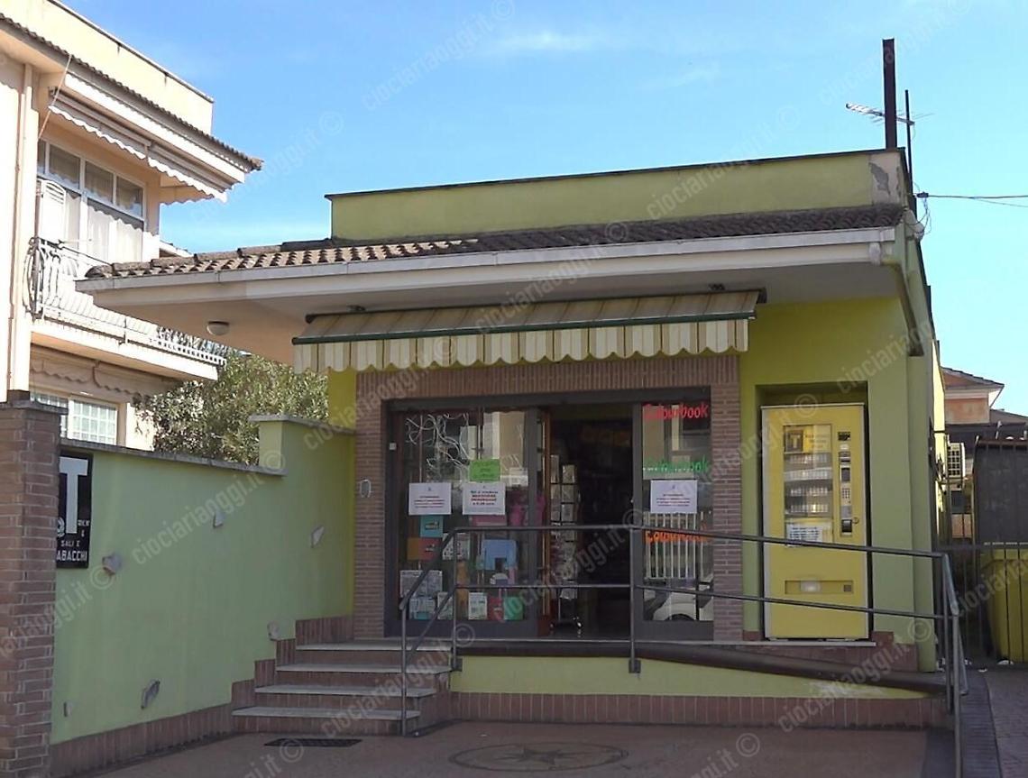 Tabaccheria nel mirino dei ladri per la terza volta: il colpo nella notte