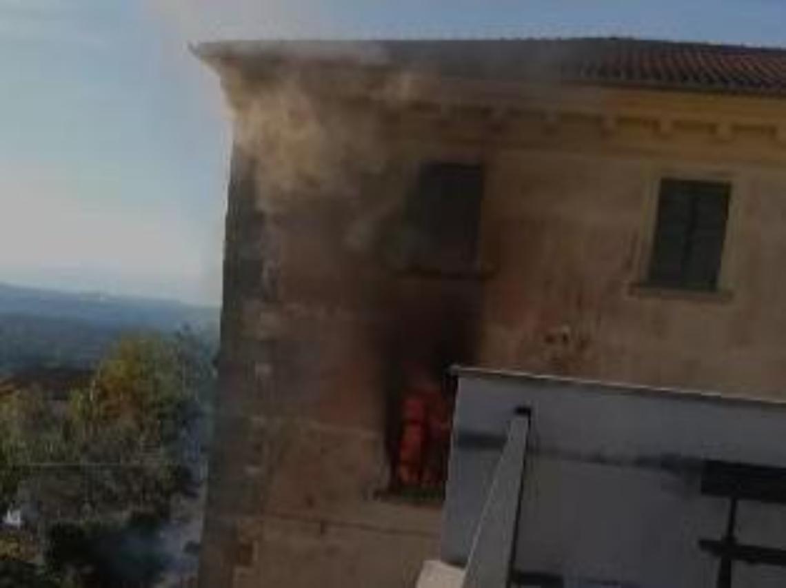 Incendio distrugge un casolare storico: si indaga sulle origini del rogo