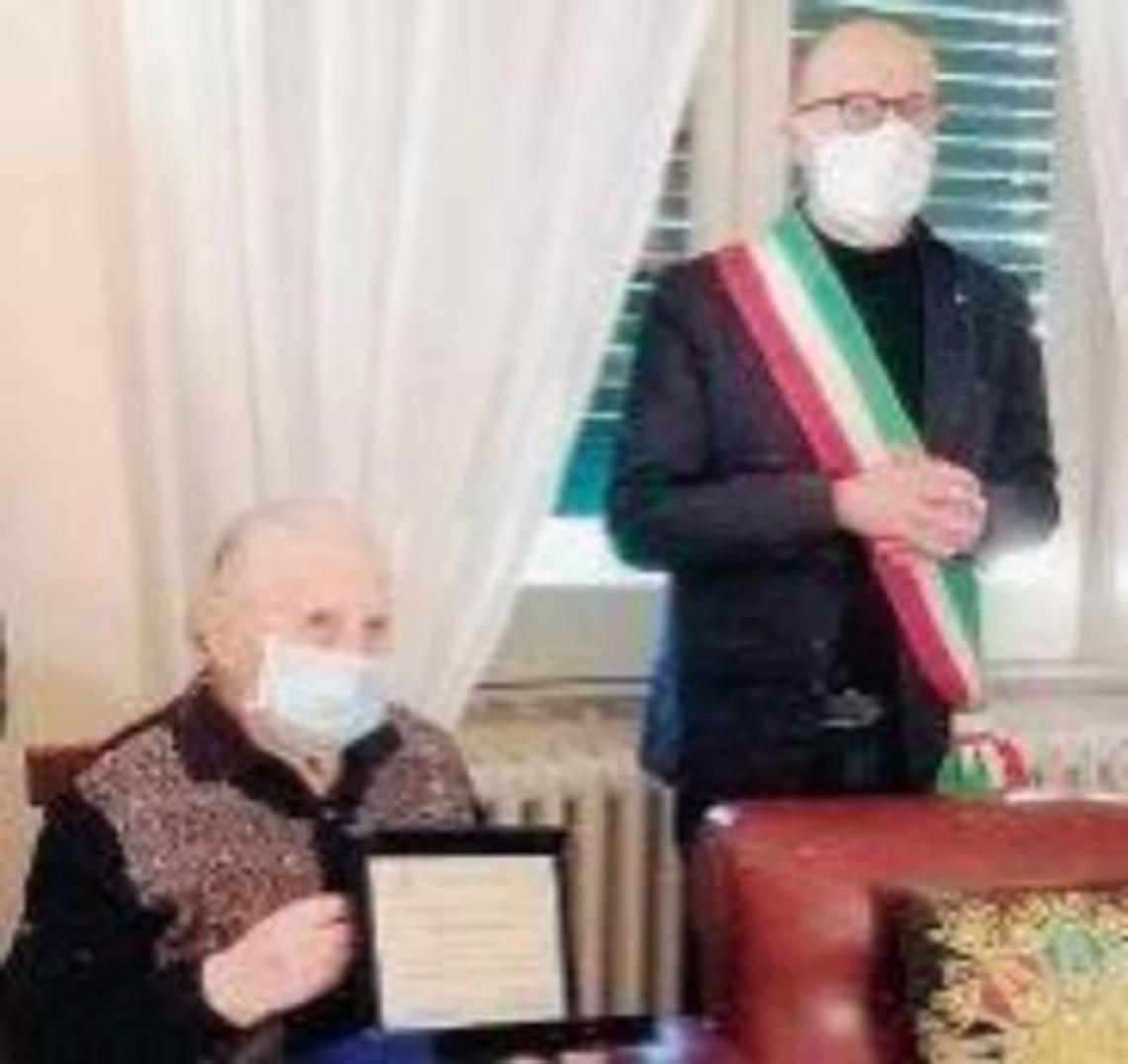 Il paese fa festa per i cento anni di nonna Orazia Bianchi