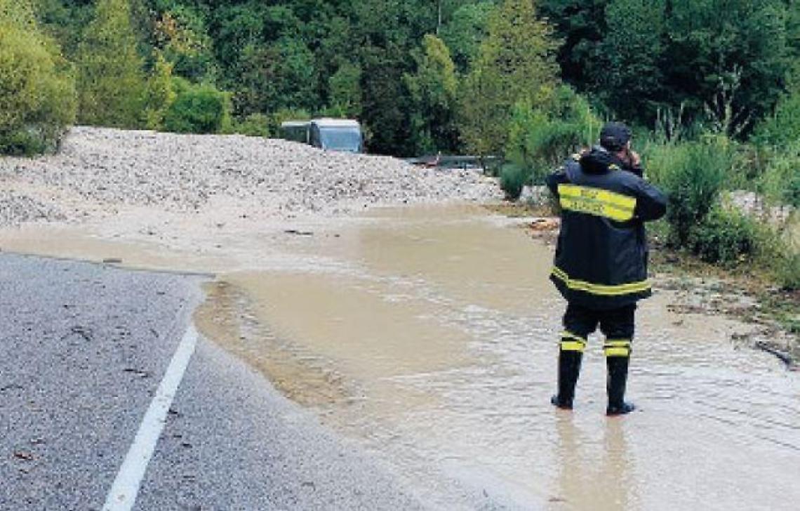 Operaio accoltellato mentre lavora al ripristino di una strada franata