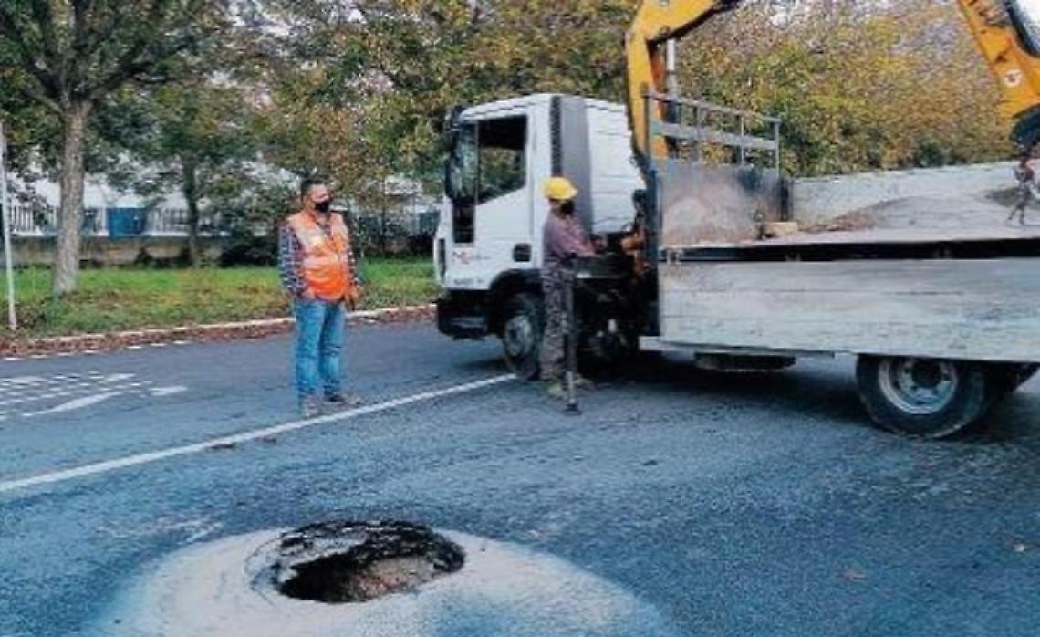 Voragine sulla strada Asi: danni a auto e disagi per trasportatori e industrie