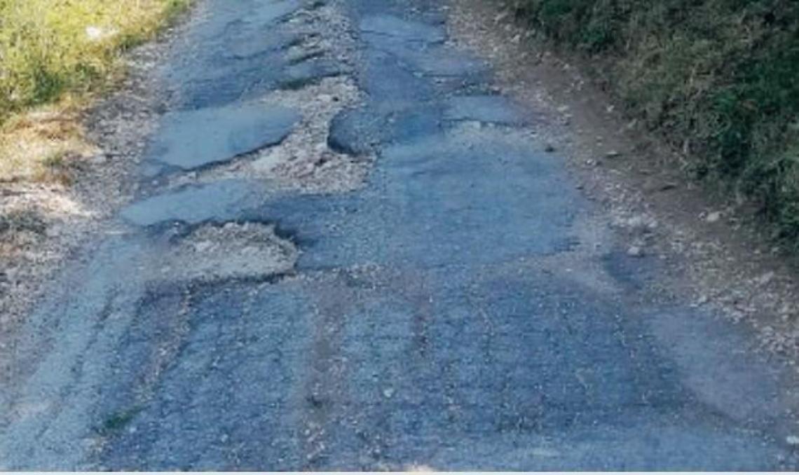 Buche pericolose e sterpaglie: squadre di operai già in azione