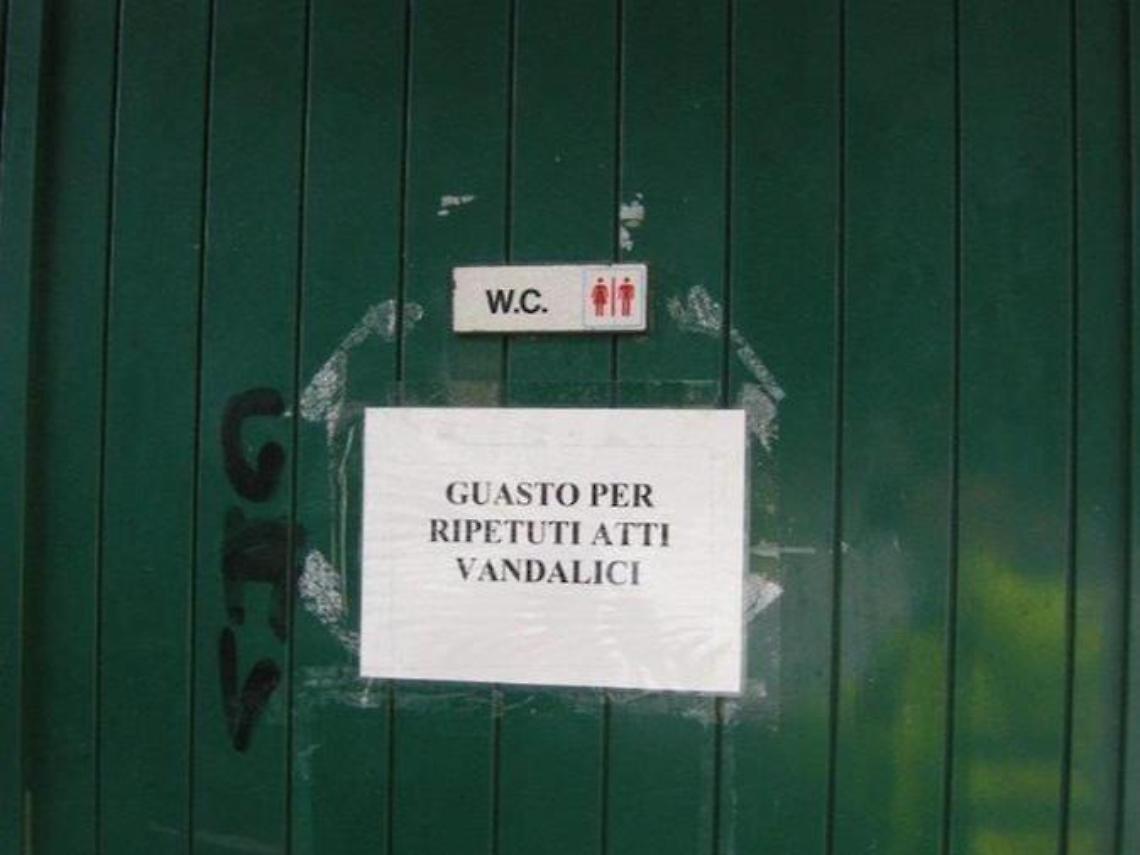 Nuovo atto vandalico in piazza, danneggiati i bagni pubblici: lo sdegno