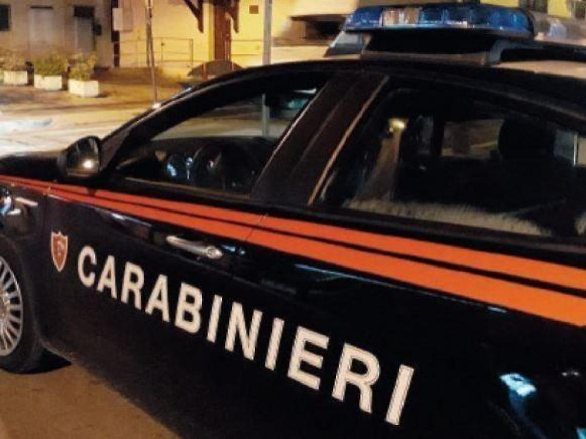 Incurante del coprifuoco, guida a zig zag sulla Casilina: in auto nascondeva crack