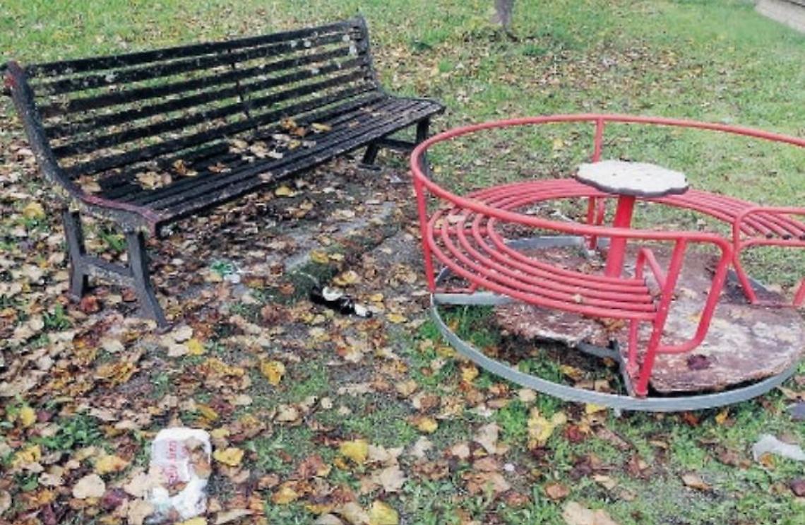 Parco dedicato ai “Caduti di Nassiriya”: tra giochi rotti, erba incolta e rifiuti