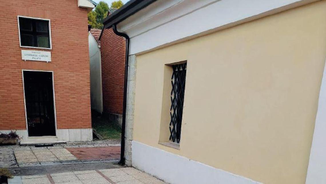 Un feretro sconosciuto abbandonato al cimitero: mistero e indagini