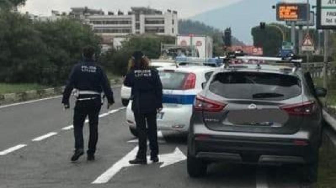 Ruba un'auto e fugge: giovane cileno arrestato dopo un folle inseguimento