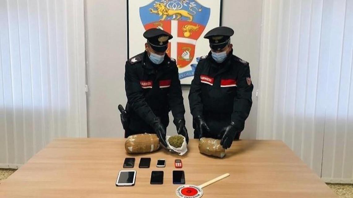 In viaggio con due chili di marijuana: arrestati 4 giovani stranieri