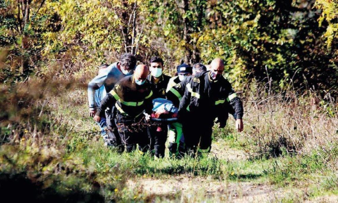 Scivola e resta a terra ferita e dolorante: odissea per soccorrere una donna