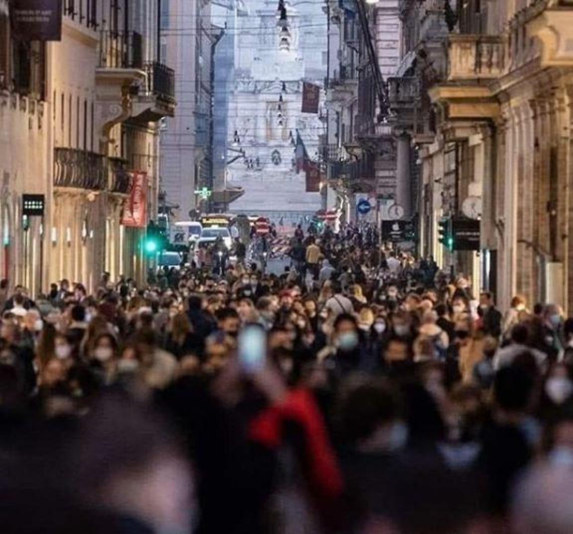 Folla in città e sul litorale: l'ira di D'Amato: "Se continua così peggiorerà tutto"