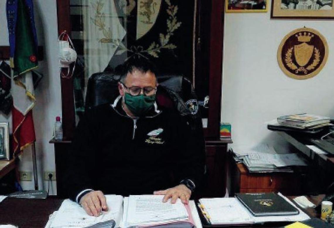 Covid, Sindaci in trincea. E adulti nel mirino: "Devono tornare a scuola... di regole"