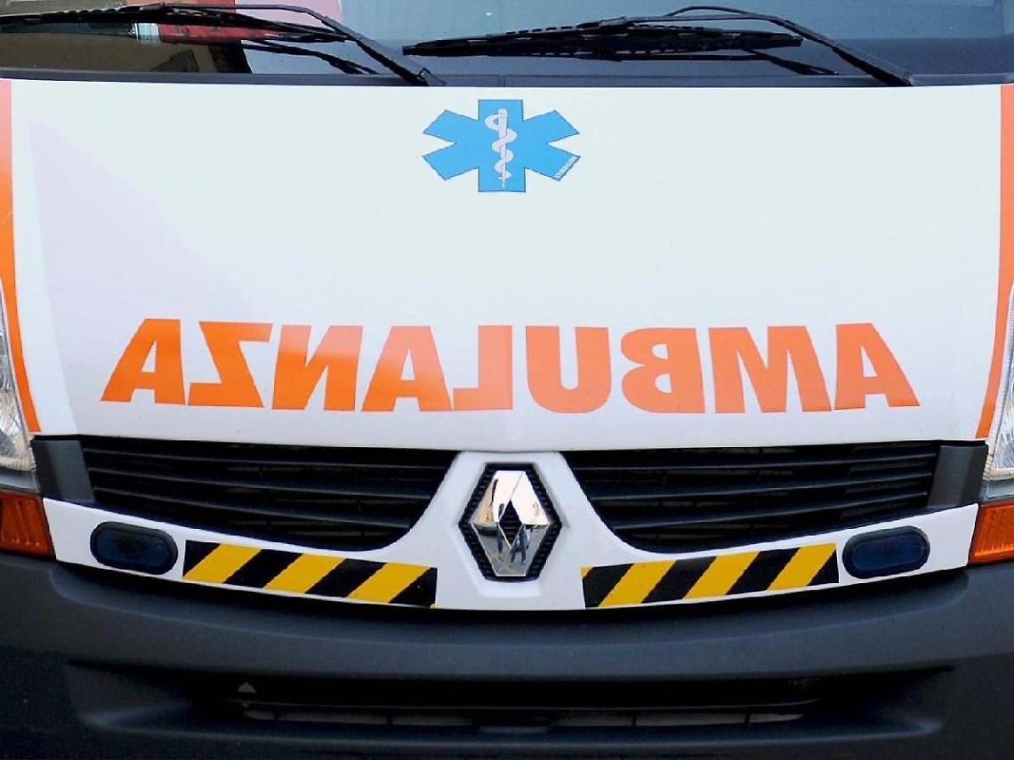 Azzannato alla gamba da un cane: ciclista 44enne finisce in ospedale