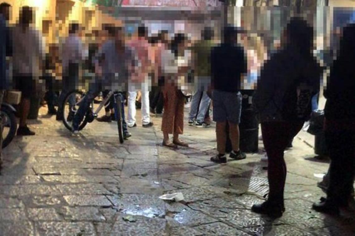 Covid, troppi in giro senza mascherine: polemiche, litigi social e in strada