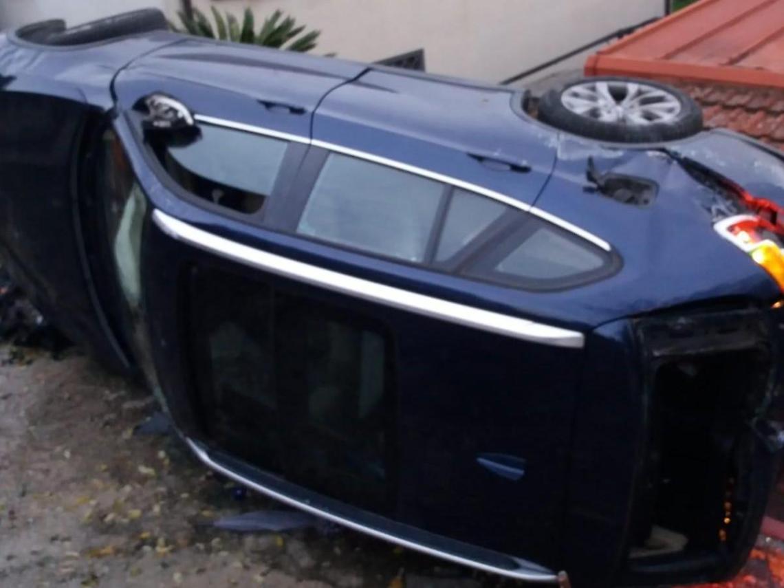 Auto finisce contro il guardrail e vola nel viale di una casa: ferito il conducente