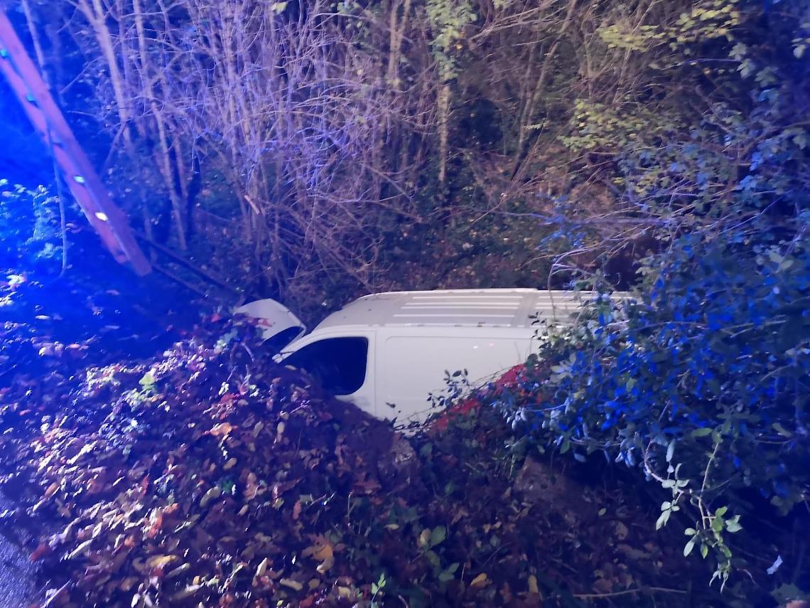 Furgone esce fuori strada e finisce in un fossato: conducente estratto dalle lamiere
