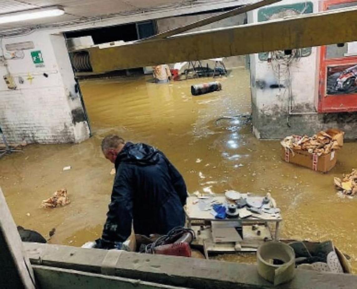 Piove e l'autocarrozzeria si allaga...ma non è la prima volta: la rabbia del titolare